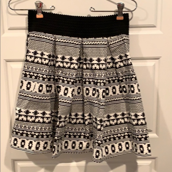 Francescas Black and White pattern skirt - Picture 1 of 3